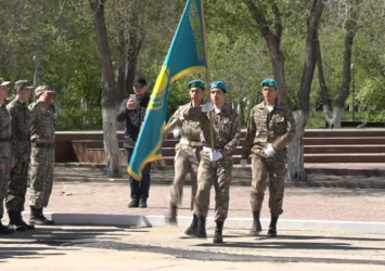 В честь предстоящего Дня защитника Отечества актюбинские школьники приняли участие в военном параде