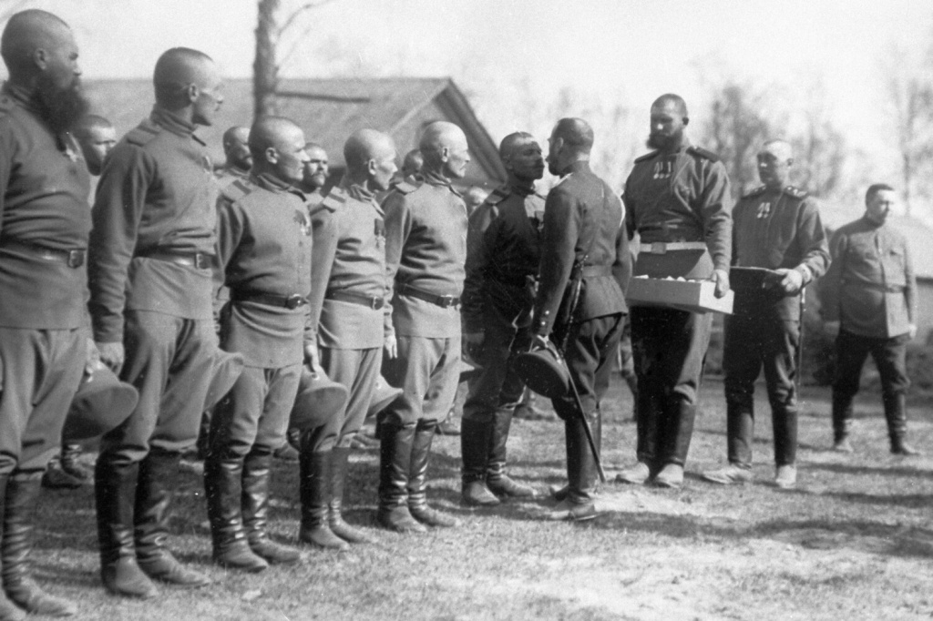 Император Николай II «христосуется» с солдатами железнодорожного полка в праздник Пасхи, 1914 год..jpg