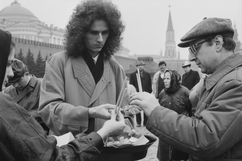 Продажа свечей возле Кремля, 1991 год..jpg