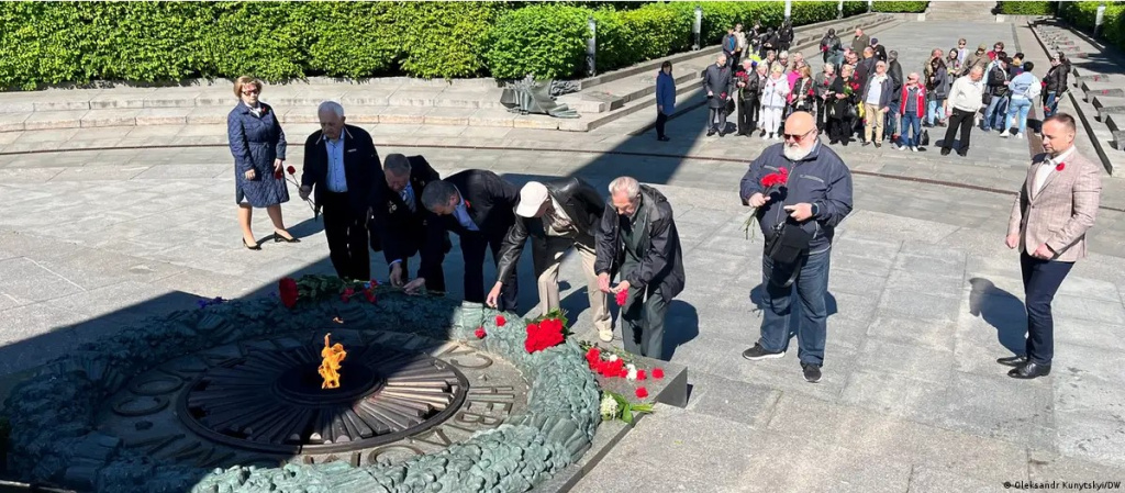 Киев, у могилы Неизвестного солдата в парке Вечной Славы, 8 мая 2024 года..jpg