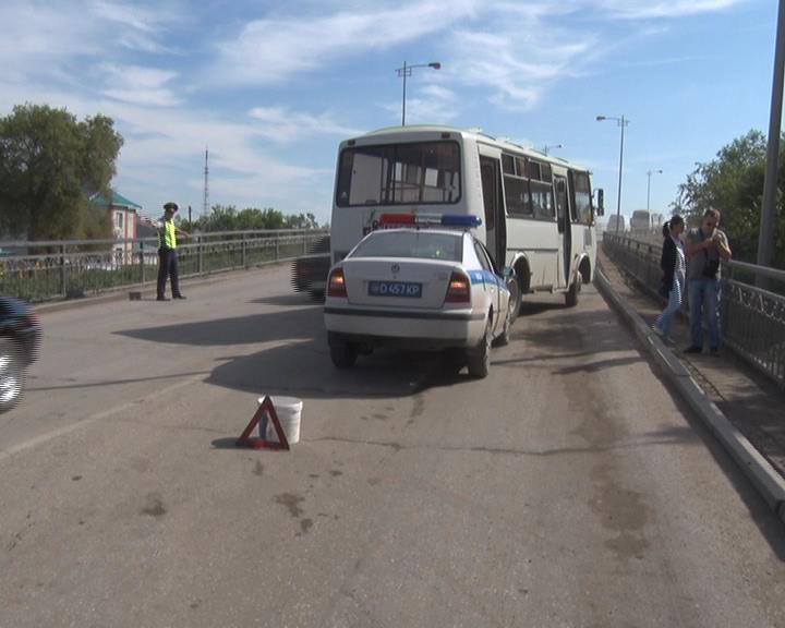 На мосту в районе Сельмаша полицейская машина врезалась в маршрутку