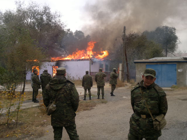 В Военном городке горит жилой дом