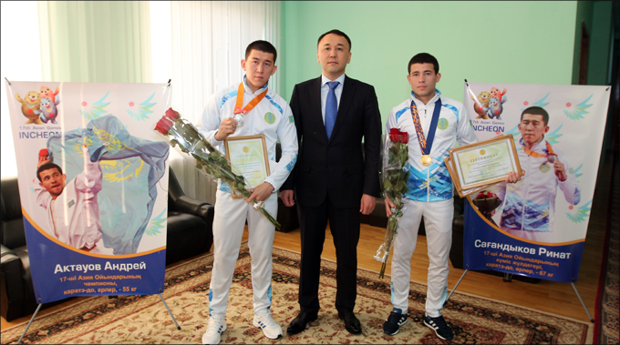 Чемпион Азиатских игр Андрей Актауов получил из рук акима области сертификат на квартиру