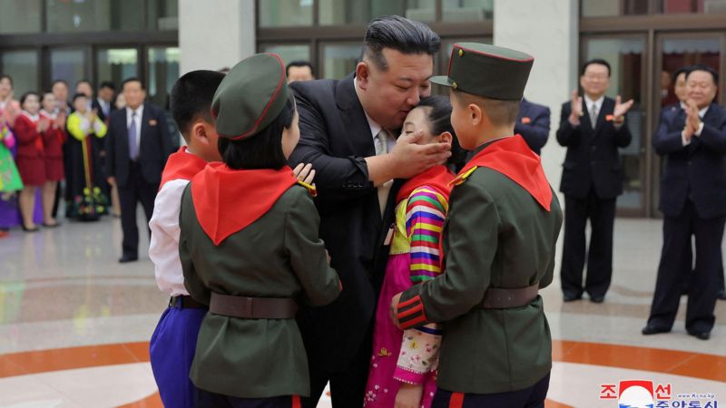 Критики говорят, что образ жизни северокорейского лидера противоречит его публичному имиджу заботливого отца нации..jpg