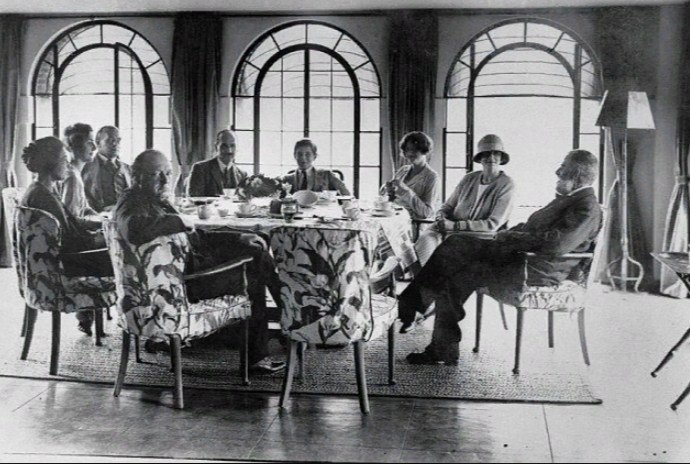 Черчилль с друзьями в своем загородном доме Чартвелл.jpg