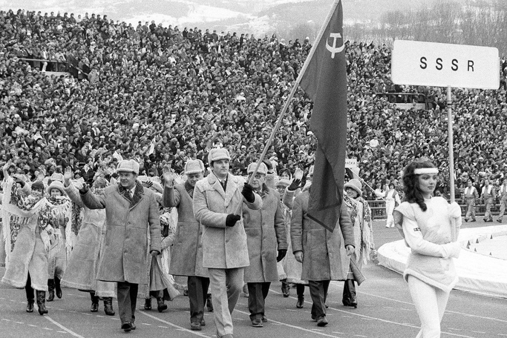 Советские спортсмены на церемонии открытия Олимпиады в Сараево..jpg