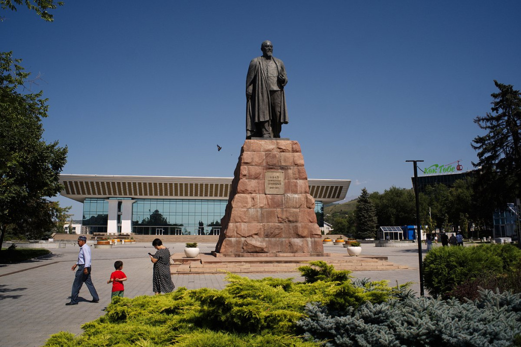 Памятник поэту и просветителю Абаю Кунанбаеву в Алма-Ате (установлен в советское время)..jpg