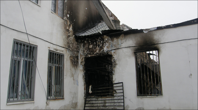 Сгоревшее здание отдела образования продолжает тлеть