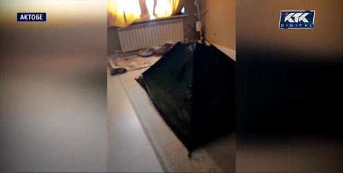 Люди поставили палатку в квартире, спасаясь от холода