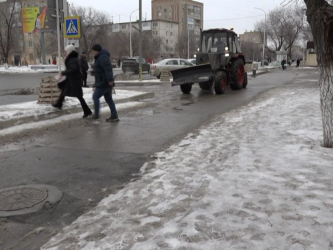 Коммунальные службы Актобе очищают дороги от талого снега