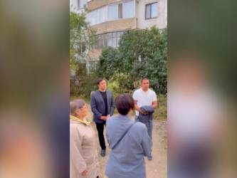 В Актобе продолжают благоустраивать дворы и прокладывать пешеходные дорожки