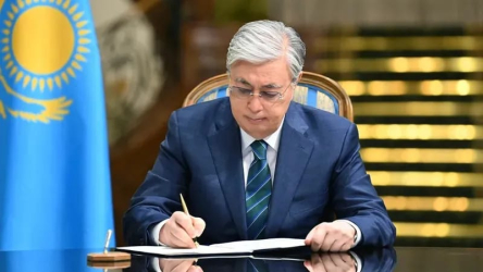 Токаев прекратил почётную отставку судьи