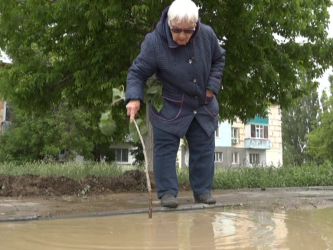 Водоотвод от дороги направил дождевой поток к домам, жалуются жители ул.Кошевого