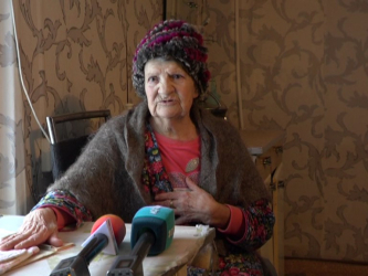 «Почитай ветеранов»: актюбинские волонтеры помогли одинокой пенсионерке