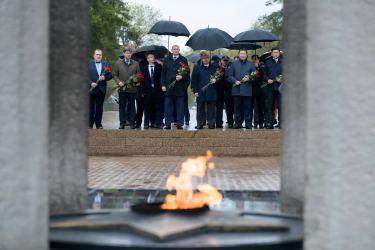 Аким Актюбинской области возложил цветы к монументу Победы в Оренбурге