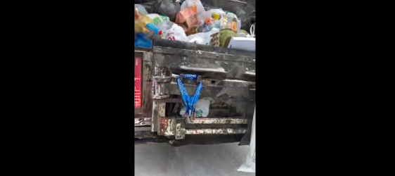 Актёр драмтеатра обнаружил спортивные медали в мусоровозе