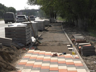 В Актобе продолжается строительство новых тротуаров