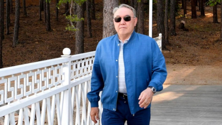 Назарбаев живёт в Казахстане?