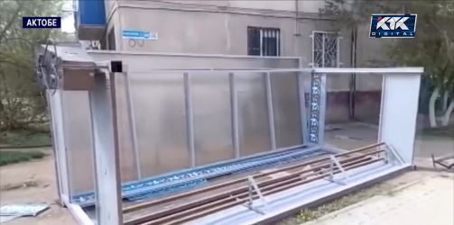 Ураганный ветер снёс многотонную остановку