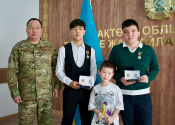 Старшеклассник и студент спасли мальчика