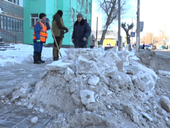 В Актобе расчищают автобусные остановки