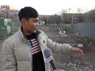 За чистоту двора взялись дети