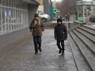 Коммунальщики Актобе борются с гололёдом