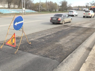 В Актобе после зимы начали латать дороги