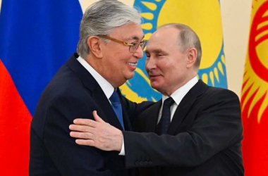 Токаев: Это не дело, когда мужчины начинают друг друга обнимать