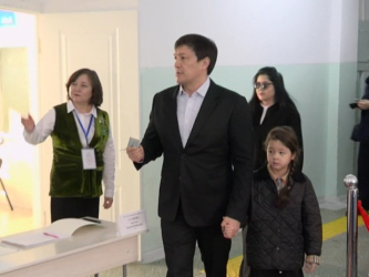 Аким города проголосовал вместе с семьёй