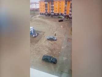 Двор в актюбинском микрорайоне превращается в болото