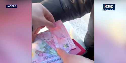 Женщина платила сувенирными купюрами