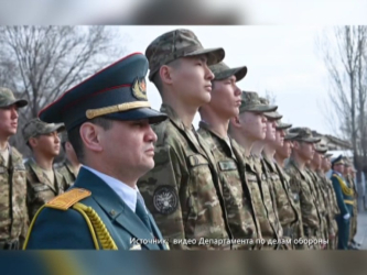 Более 150 солдат актюбинского гарнизона попрощались с Боевым знаменем 