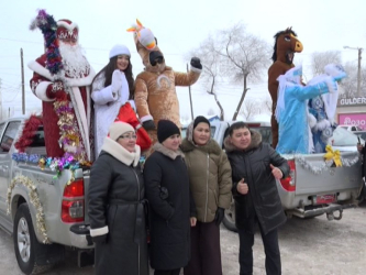 По улицам Актобе проехал новогодний караван