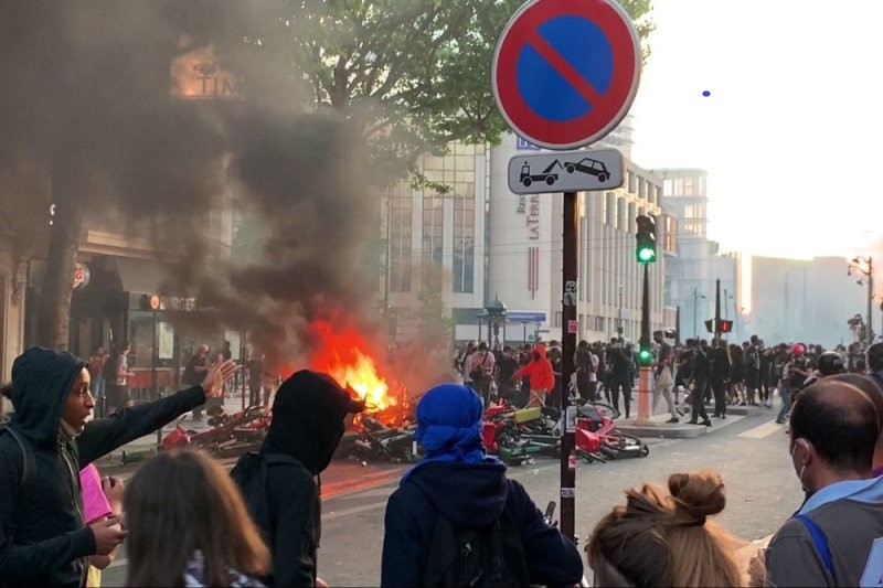 Протесты против произвола полиции в Париже.jpg