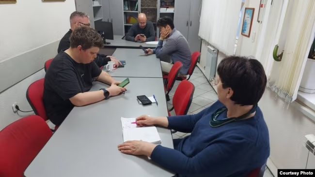 Журналисты издания Наша газета в своей редакции..png Журналисты издания Наша газета в своей редакции..png