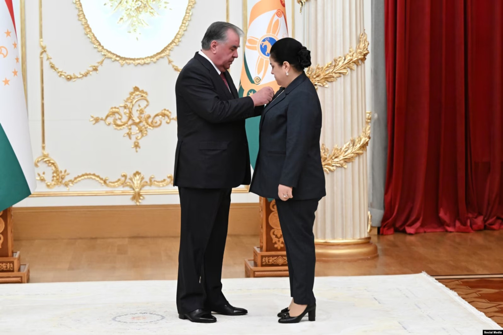 Президент Таджикистана Эмомали РАХМОН вручает награду своей дочери Озоде..jpg