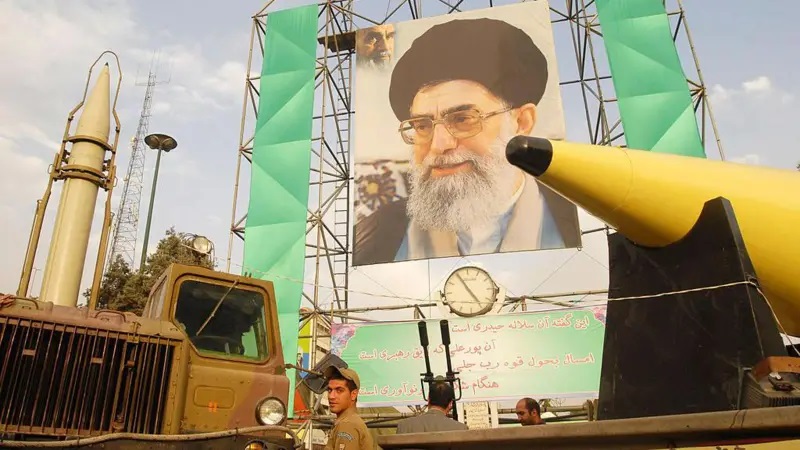 Стражи исламской революции демонстрируют ракеты большой дальности «Шахаб 2» и «Шахаб 3» в годовщину ирано-иракской войны на фоне портрета аятоллы Али Хаменеи..jpg Стражи исламской революции демонстрируют ракеты большой дальности «Шахаб 2» и «Шахаб 3» в годовщину ирано-иракской войны на фоне портрета аятоллы Али Хаменеи..jpg