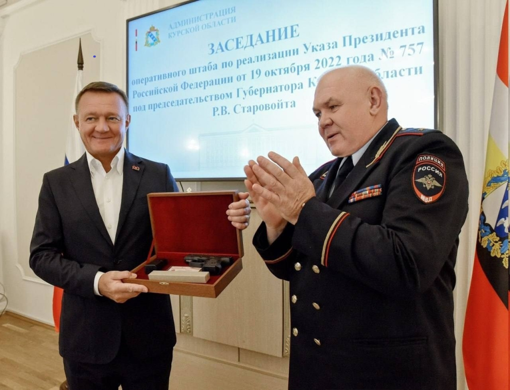 Оружие Старовойту вручил Виктор КОСАРЕВ - начальник управления МВД России по Курской области..jpg Оружие Старовойту вручил Виктор КОСАРЕВ - начальник управления МВД России по Курской области..jpg