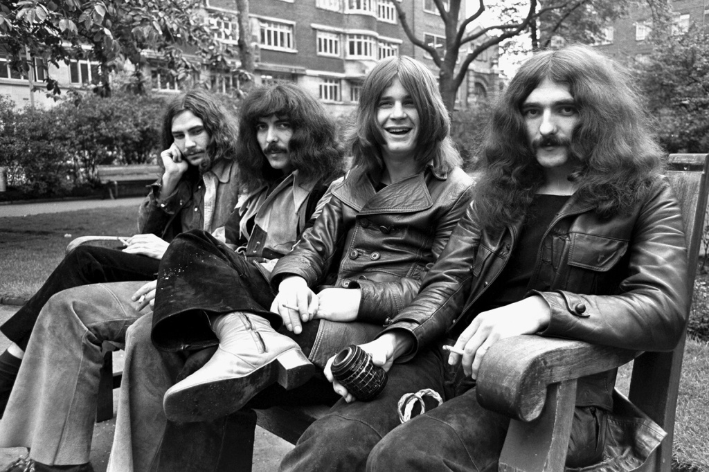 Участники группы Black Sabbath (Оззи ОСБОРН - второй справа), 1970 год..jpg Участники группы Black Sabbath (Оззи ОСБОРН - второй справа), 1970 год..jpg