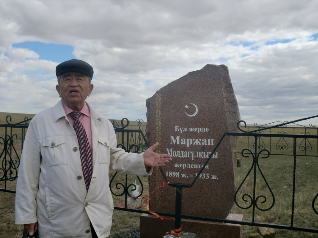 Галымжан БАЙДЕРБЕС на месте захоронения матери Алии..jpg Галымжан БАЙДЕРБЕС на месте захоронения матери Алии..jpg